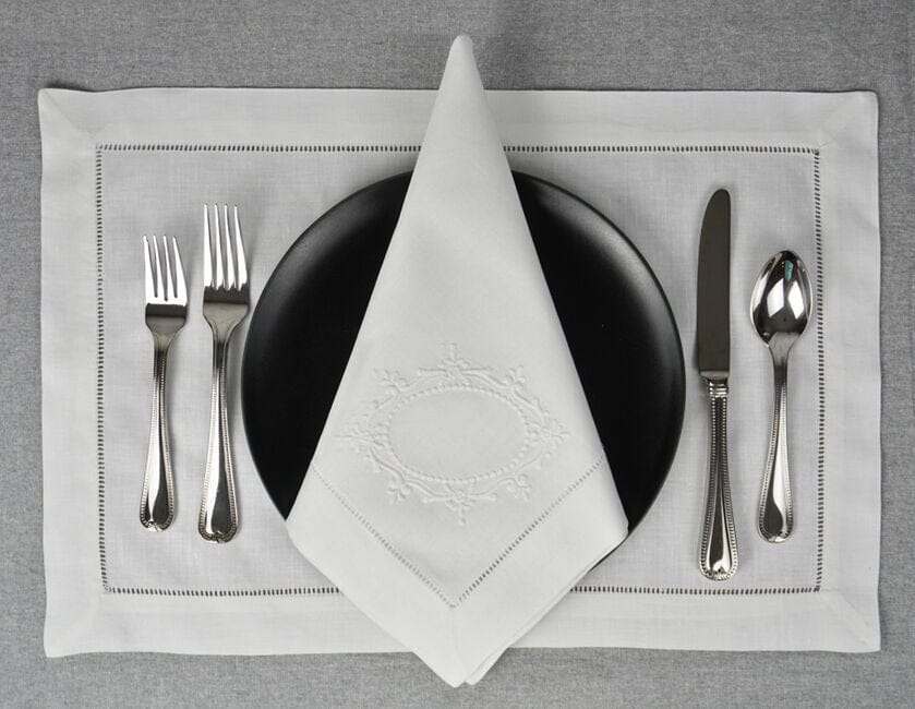 https://thehorseshoecrab.com/cdn/shop/products/italian-crest-hemstitch-dinner-napkins-with-monogram-set-of-4-dinner-napkins-bumblebee-linens-427422_839x650.jpg?v=1683993333